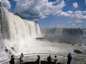 DIA 13 – IGUAZU | EXCURSION CATARATAS BRASILERAS CON PARQUE DE AVES | VUELO A BUENOS AIRES